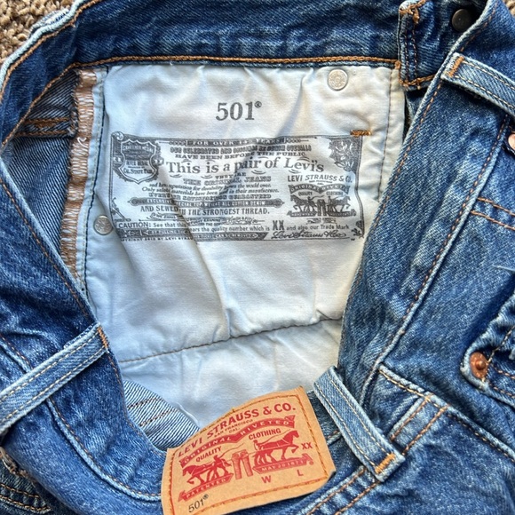 LEVI’S 501 ORIGINAL SHORTS- HIGH RISE - Picture 4 of 7